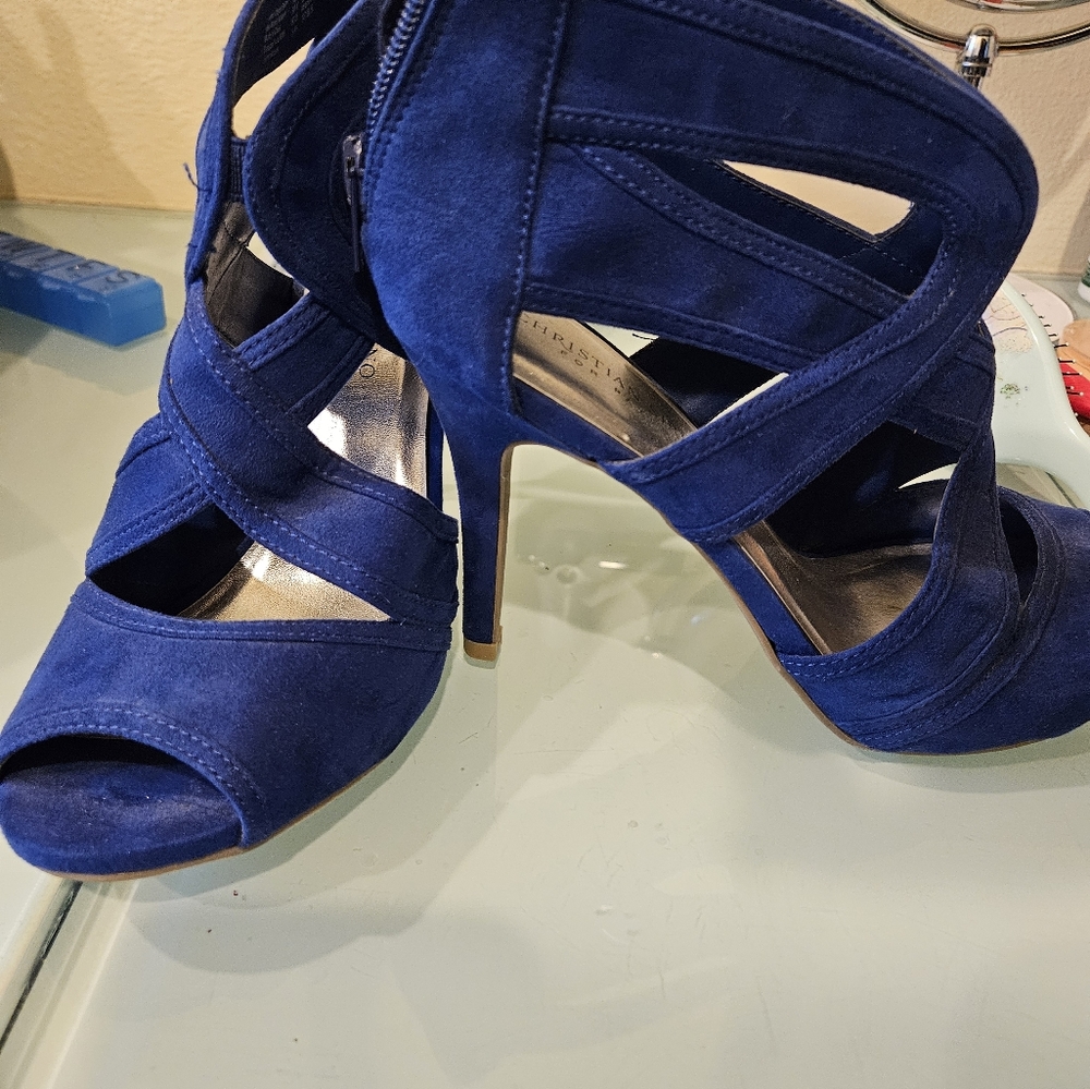 Heels - Picture 4 of 4